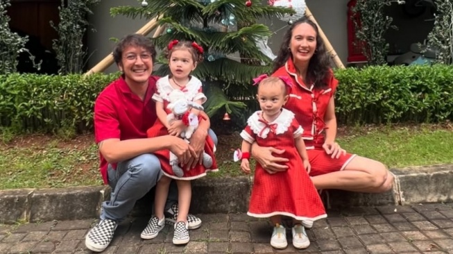 Potret Natal Nadine Chandrawinata dan Keluarga (Instagram)