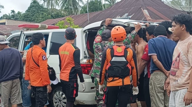 Tim SAR gabungan mengevakuasi jasad korban hanyut di Kabupaten Simalungun. [dok SAR Medan]