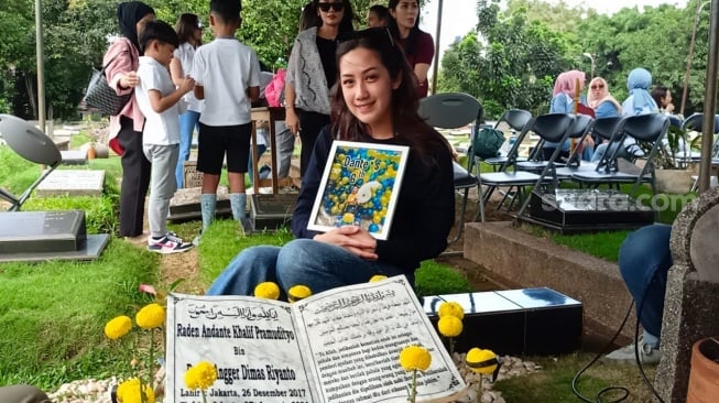 Tamara Tyasmara berziarah ke makam anaknya, Dante, di TPU Jeruk Purut, Jakarta Selatan pada Kamis (26/12/2024) [Suara.com/Rena Pangesti]