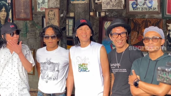 Slank merayakan ulang tahun ke-41 sekaligus merilis album vinyl pertama berjudul "Joged" di markas mereka di Gang Potlot, Duren Tiga, Jakarta Selatan, Kamis (26/12/2024). [Adiyoga Priyambodo/Suara.com]