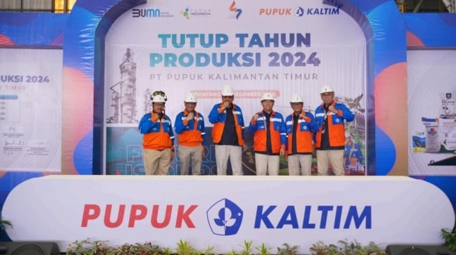 Jajaran Komisaris dan Direksi Pupuk Kaltim bersama perwakilan karyawan Pupuk Kaltim dalam acara pengantongan terakhir tutup produksi 2024, Selasa (24/12/2024). (Dok: Pupuk Kaltim)
Selain operasional produksi, Pupuk Kaltim juga terus memastikan distribusi pupuk berjalan dengan baik.