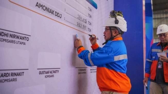 Direktur Operasi Pupuk Kaltim, F. Purwanto melakukan seremonial penandatanganan karung produksi pupuk pada acara pengantongan terakhir tutup produksi 2024, Selasa (24/12/2024). (Dok: Pupuk Kaltim)