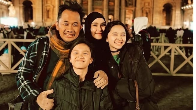 Hanung Bramantyo Ajak Keluarga ke Vatikan, Bagaimana Hukum Umat Muslim Mengunjungi Situs Agama Lain?