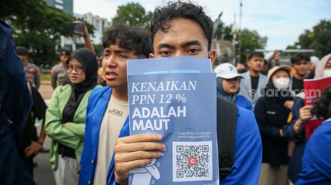 Sejumlah mahasiswa melakukan aksi demontrasi menolak kenaikan PPN 12 persen di Patung Kuda, Jakarta, pada Kamis  (26/12/2024). [Suara.com/Alfian Winanto]