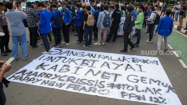 Sejumlah mahasiswa melakukan aksi demontrasi menolak kenaikan PPN 12 persen di Patung Kuda, Jakarta, pada Kamis  (26/12/2024). [Suara.com/Alfian Winanto]