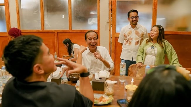 Momen Jokowi sekeluarga datang ke soft opening kafe baru Kiky Saputri di Kota Solo. [Instagram/@kikysaputrii]