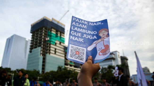 Sejumlah mahasiswa melakukan aksi demontrasi menolak kenaikan PPN 12 persen di Patung Kuda, Jakarta, pada Kamis  (26/12/2024). [Suara.com/Alfian Winanto]