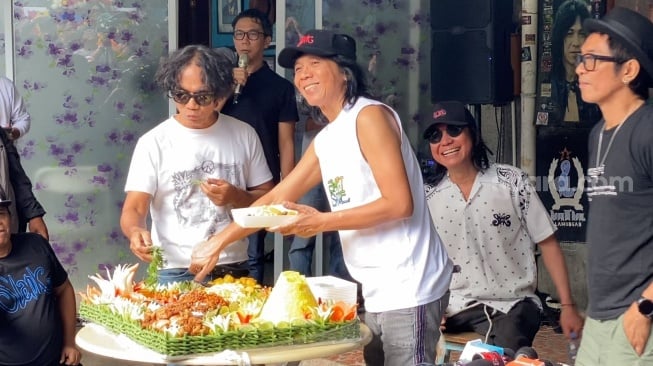 Slank merayakan ulang tahun ke-41 sekaligus merilis album vinyl pertama berjudul "Joged" di markas mereka di Gang Potlot, Duren Tiga, Jakarta Selatan, Kamis (26/12/2024). [Adiyoga Priyambodo/Suara.com]