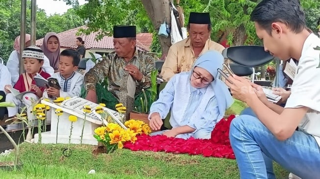 Ibunda Tamara Tyasmara, Ristya Aryuni mengunjungi makam cucunya, Makam Raden Andante Khalif Pramudityo alias Dante di TPU Jeruk Purut, Jakarta Selatan pada Kamis (26/12/2024). [Rena Pangesti/Suara.com]