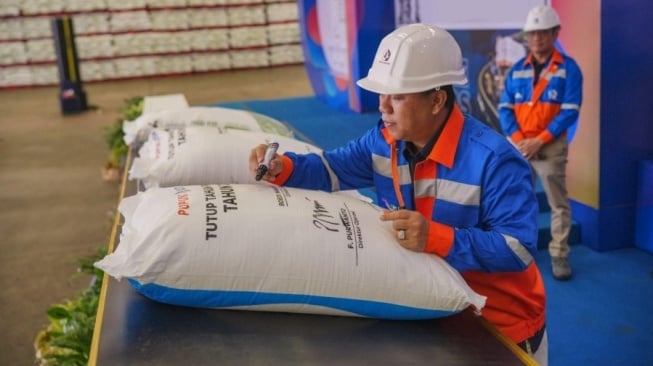 Seremonial penandatanganan karung produksi akhir tahun 2024 oleh Direktur Utama Pupuk Kaltim, Budi Wahju Soesilo di area gudang Pupuk Kaltim di Bontang, Kalimantan Timur, Selasa (24/12/2-24), menandai berakhirnya produksi tahun 2024. (Dok: Pupuk Kaltim)