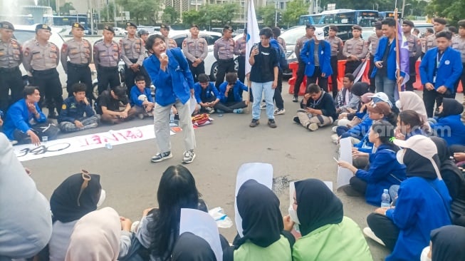 Sejumlah mahasiswa melakukan aksi demontrasi menolak kenaikan PPN 12 persen di Patung Kuda, Jakarta, pada Kamis  (26/12/2024). [Suara.com/Alfian Winanto]