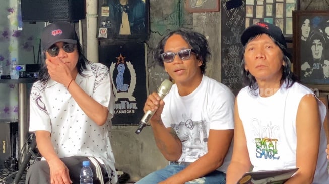 Slank merayakan ulang tahun ke-41 sekaligus merilis album vinyl pertama berjudul "Joged" di markas mereka di Gang Potlot, Duren Tiga, Jakarta Selatan, Kamis (26/12/2024). [Adiyoga Priyambodo/Suara.com]