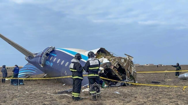 Ngeri! Begini Penampakan Pesawat Azerbaijan Airlines yang Jatuh di Kazakhstan