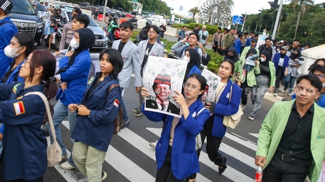 Sejumlah mahasiswa melakukan aksi demontrasi menolak kenaikan PPN 12 persen di Patung Kuda, Jakarta, pada Kamis  (26/12/2024). [Suara.com/Alfian Winanto]