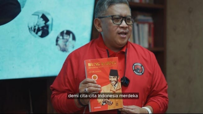 Sambil Tenteng Buku Cindy Adams, Ini Pernyataan Perdana Hasto Kristiyanto Usai Tersangka