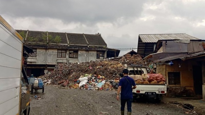 Sampah Menggunung, Pemkot Bandung Tegur Pengelola Pasar Caringin