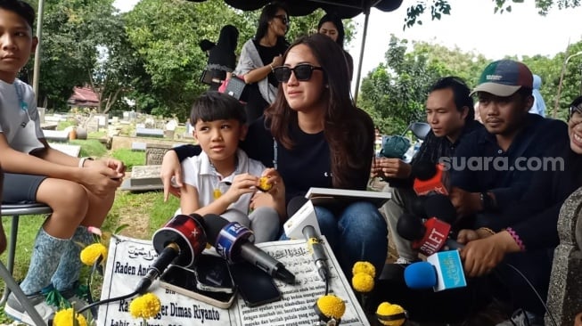 Tamara Tyasmara berziarah ke makam anaknya, Dante, di TPU Jeruk Purut, Jakarta Selatan pada Kamis (26/12/2024) [Suara.com/Rena Pangesti]