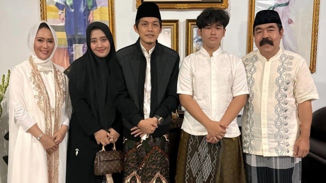 Potret Gus Iqdam, Ning Nila saat bersama keluarga Inul Daratista. [Instagram/@iqdammuhammad_]