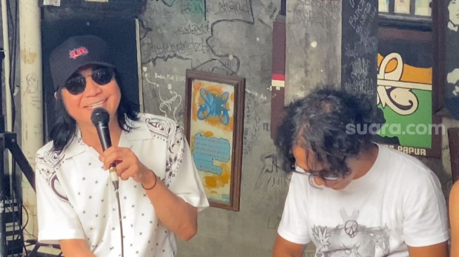 Gitaris Slank, Abdee Negara di Gang Potlot, Duren Tiga, Jakarta, Kamis (26/12/2024) [Suara.com/Adiyoga Priyambodo].