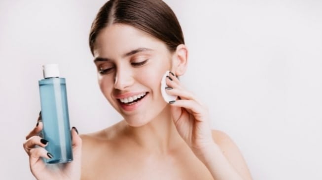 3 Exfoliating Toner dengan Formula Lembut, Solusi Eksfoliasi untuk Pemula