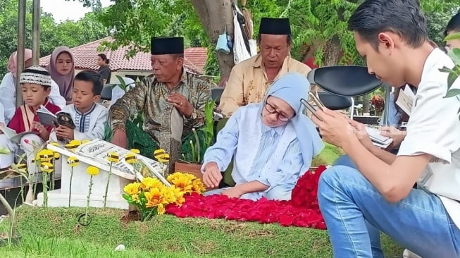 Makam Dante anak Tamara Tyasmara dihiasi bunga berbentuk pompom di TPU Jeruk Purut, Jakarta Selatan pada Kamis (26/12/2024) [Suara.com/Rena Pangesti]