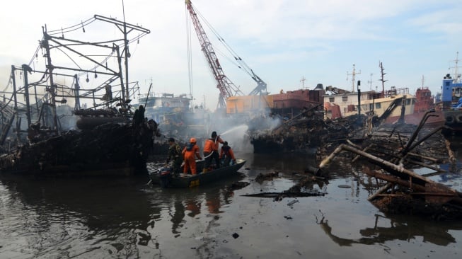 Puluhan Kapal Nelayan di Tegal Dilalap Si Jago Merah