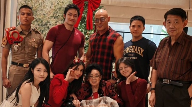 Deddy Corbuzier rayakan Natal bersama keluarga besar (Instagram/@mastercorbuzier)