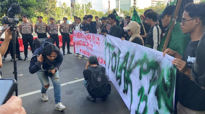 Aksi mahasiswa tolak PPN 12 persen di Kawasan Patung Kuda, Jakarta, Jumat (27/12/2024). [Suara.com/Kayla]