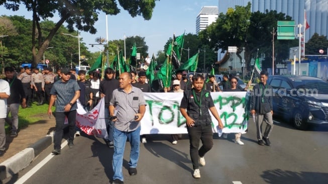 Massa HMI Kepung Patung Kuda, Tolak Kenaikan PPN 12 Persen Era Prabowo