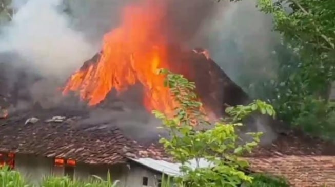 Korsleting Listrik Diduga Picu Kebakaran Rumah di Bantul, Satu Orang Nyaris Tewas