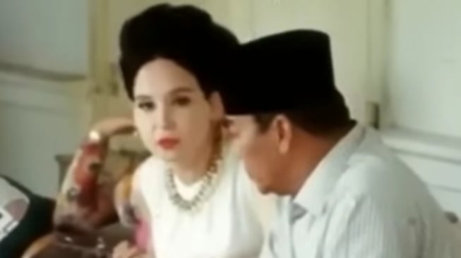 Pertemuan Cindy Adams pertama kali dengan Soekarno terjadi pada tahun 1961. Pada pertemuan tersebut, Soekarno memuji sosok Cindy Adams