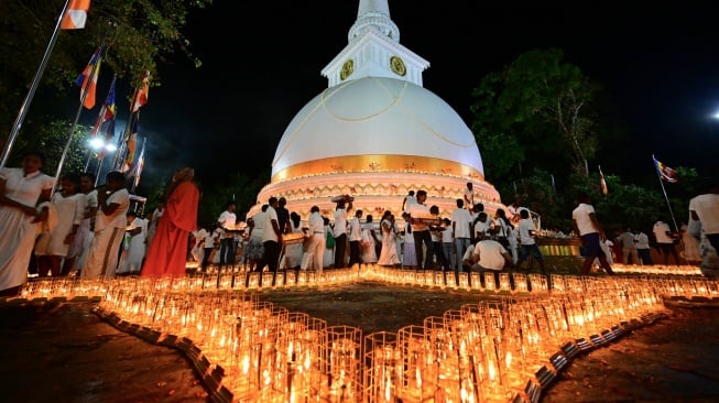 Orang-orang berkumpul selama acara peringatan untuk para korban saat peringatan 20 tahun bencana tsunami 2004 di Biara Buddha Mahamevnawa di Galle, Sri Lanka, Kamis (26/12/2024). [Ishara S. KODIKARA / AFP]