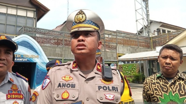 Kepala Satlantas Polresta Cirebon Kompol Mangku Anom Sutresno (tengah) saat memberikan keterangan di Cirebon, Jawa Barat, Jumat (27/12/2024). (ANTARA/Fathnur Rohman)