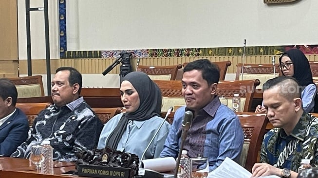  Ketua Komisi III DPR RI Habiburokhman (kedua dari kanan). (Suara.com/Bagaskara)