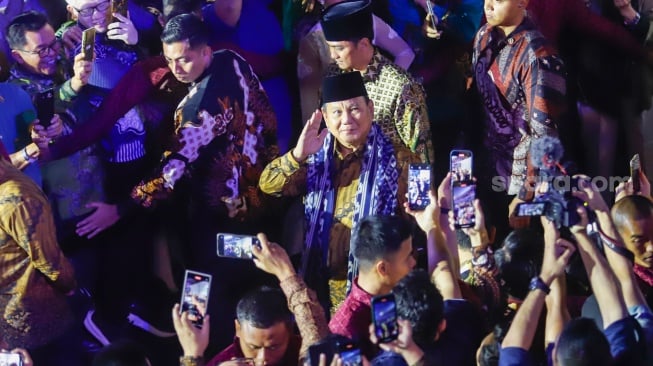 Presiden Prabowo Subianto menyapa umat nasrani saat menghadiri Perayaan Natal Nasional 2024 yang berlangsung di Indonesia Arena, Jakarta, Sabtu (28/12/2024). [Suara.com/Alfian Winanto]