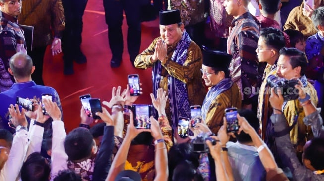 Presiden Prabowo Subianto menyapa umat nasrani saat menghadiri Perayaan Natal Nasional 2024 yang berlangsung di Indonesia Arena, Jakarta, Sabtu (28/12/2024). [Suara.com/Alfian Winanto]