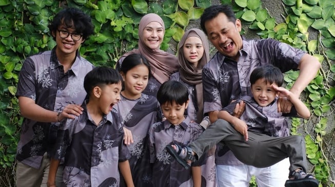 Hanung Bramantyo dan Zaskia Adya Mecca bersama anak-anak mereka. [Instagram/@hanungbramantyo]