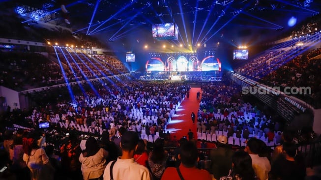 Umat Nasrani mengikuti ibadah Misa Natal dalam rangka Perayaan Natal Nasional 2024 yang berlangsung di Indonesia Arena, Jakarta, Sabtu (28/12/2024). [Suara.com/Alfian Winanto]