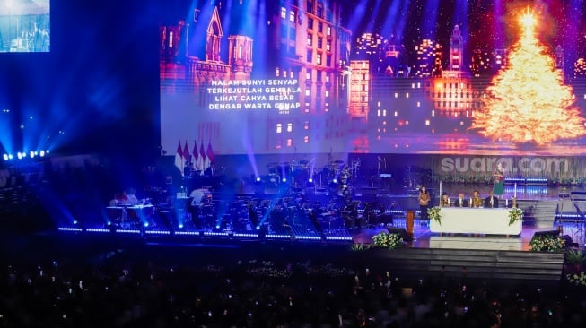 Umat Nasrani mengikuti ibadah Misa Natal dalam rangka Perayaan Natal Nasional 2024 yang berlangsung di Indonesia Arena, Jakarta, Sabtu (28/12/2024). [Suara.com/Alfian Winanto]