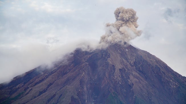 Asap vulkanis keluar dari kawah Gunung Semeru terlihat dari Desa Supiturang, Lumajang, Jawa Timur, Sabtu (28/12/2024). [ANTARA FOTO/Irfan Sumanjaya/nz]