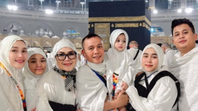 6 Potret Artis yang Pilih Umrah untuk Isi Liburan Akhir Tahun 2024, Ada Ayu Ting Ting