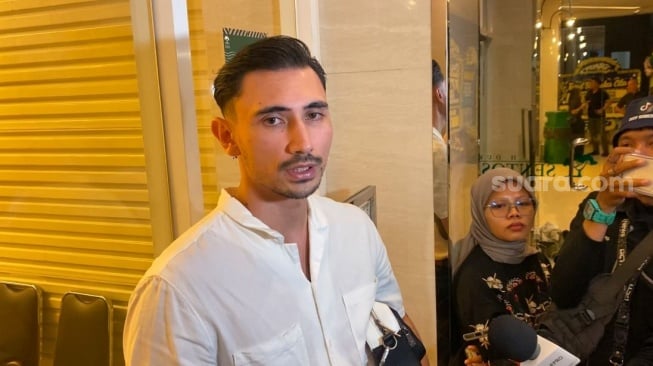 Vincent Verhaag saat ditemui di rumah duka ayah Jessica Iskandar, Hardy Iskandar di Rumah Duka Sentosa RSPAD Gatot Soebroto di kawasan Senen, Jakarta Pusat, Minggu (29/12/2024). [Suara.com/Tiara Rosana]