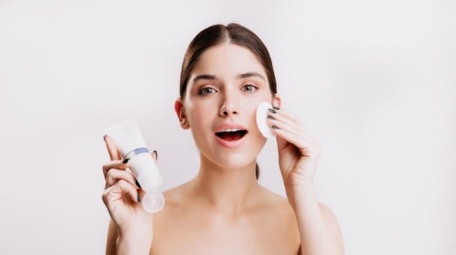 5 Milk Cleanser yang Ampuh Menghapus Makeup Waterproof, Tanpa Ribet!