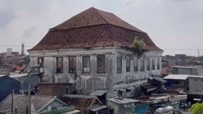 Gedung Setan Surabaya, Dari Kantor VOC hingga Saksi Sejarah Komunitas Tionghoa