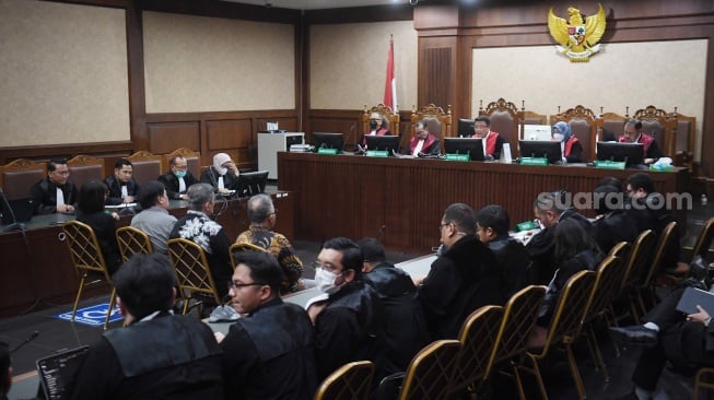 Suasana sidang pembacaan putusan kasus dugaan korupsi tata niaga komoditas timah di wilayah izin usaha pertambangan (IUP) PT Timah tahun 2015-2022 dengan terdakwa (dari kiri ke kanan) Helena Lim, Mochtar Riza Pahlevi Tabrani, Emil Ermindra, dan MB Gunawan di Pengadilan Tipikor, Jakarta, Senin (30/12/2024). [ANTARA FOTO/Akbar Nugroho Gumay/nym]