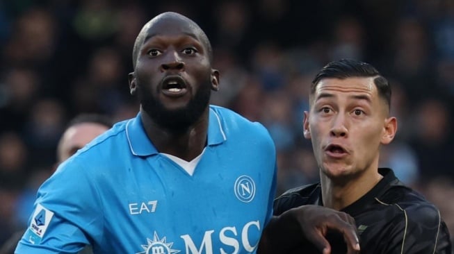 Bek Timnas Indonesia, Jay Idzes berduel dengan Romelu Lukaku dalam laga Napoli vs Venezia dalam laga lannjutan Serie A 2024/2025, Senin (30/12/2024). [Dok. X/SerieA_ID]