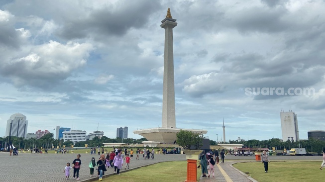 Monas Banjir Pengunjung Jelang Tahun Baru, Keluarga Bahagia Bersama