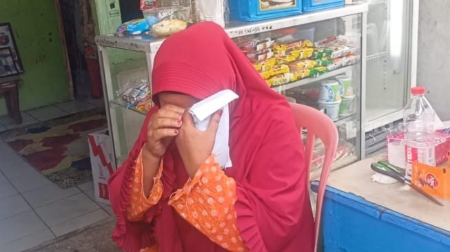 Sariyah, istri pertama Pak Tarno ditemui di rumahnya kawasan Semper, Cilincing, Jakarta Utara pada Senin (30/12/2024). Sariyah mendapat donasi dari Gus Miftah berupa uang puluhan juta rupiah. [Rena Pangesti/Suara.com]