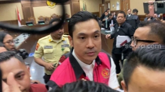 Harvey Moeis, suami Sandra Dewi usai menjalani sidang perdana kasus korupsi timah di Pengadilan Tindak Pidana Korupsi (Tipikor) Jakarta, Rabu (14/8/2024). [Suara.com/Tiara Rosana]