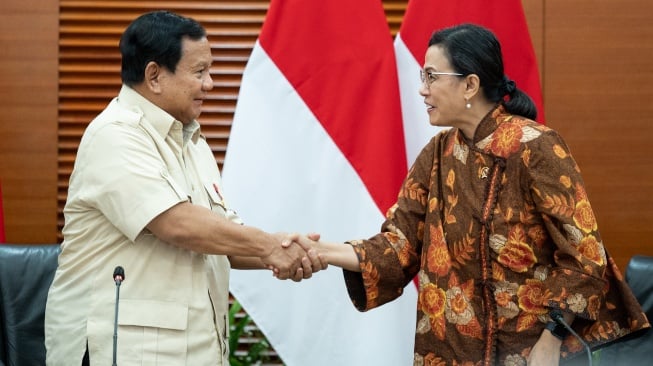 Presiden Prabowo Subianto (kiri) berjabat tangan dengan Menteri Keuangan Sri Mulyani (kanan) usai menyampaikan keterangan pers terkait kenaikan tarif Pajak Pertambahan Nilai (PPN) di Kantor Kementerian Keuangan, Jakarta, Selasa (31/12/2024). [ANTARA FOTO/Aprillio Akbar/aww]